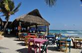 Restaurante muito bem locaiizado em praia de Tulum, na costa caribenha do Yucatán, no México